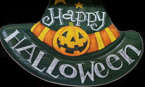 Ein schwarzer Hexen-Hut mit der Aufschrift "Happy Halloween".