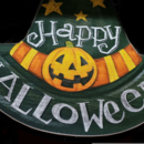 Ein schwarzer Hexen-Hut mit der Aufschrift "Happy Halloween".