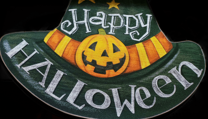 Ein schwarzer Hexen-Hut mit der Aufschrift "Happy Halloween".