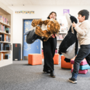 Kinder spielen mit Stofftieren in der Bücherhalle