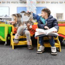 Kinder lesen in Büchern