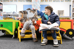 Kinder lesen in Büchern
