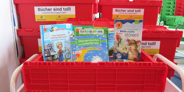 Rote Lesekiste mit Büchern