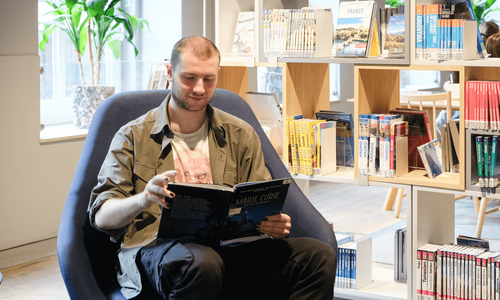 Person liest in der Zentralbibliothek