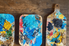 Drei Farbpaletten mit Acrylfarbe