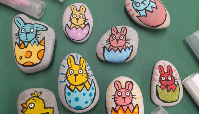 bunt bemalte Steine mit Ostermotiven