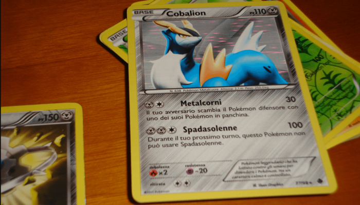 Ein Stapel mit diversen Pokémon-Karten.