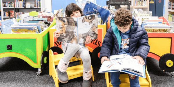 Kinder lesen in Büchern