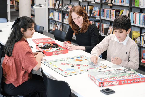 Monopoly spielen in der Bücherhalle