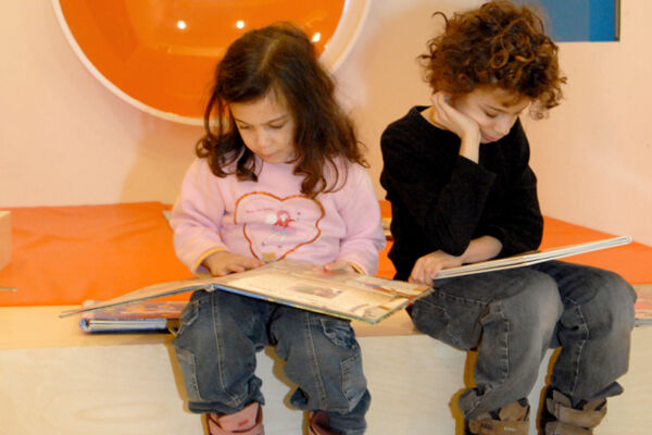 Zwei Kinder in Bilderbücher vertieft