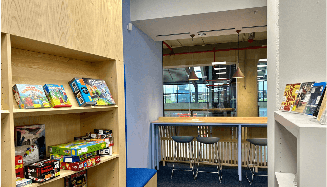 Innenansicht Bücherhalle Altona im Mercado