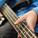 Junge spielt Gitarre