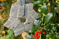 Papiersternanhänger an einem Busch