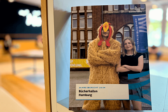 Der Jahresbericht 2024 in einem Buchregal
