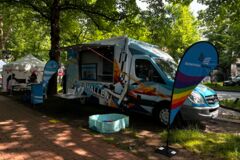 Promobus der Bücherhallen auf Straßenfest