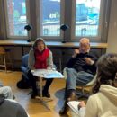 Schüler interviewen ältere Menschen im Stuhlkreis