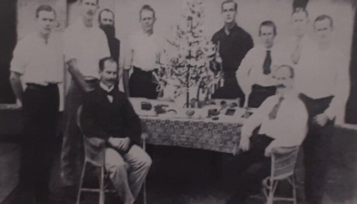 Alte schwarz-weiss Fotografie von Seeleuten, die Weihnachten feiern