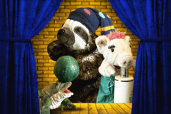 Puppentheater mit drei Plüschfiguren