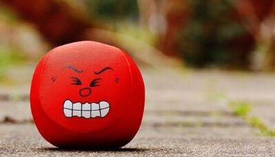 roter Ball mit wütendem Gesicht
