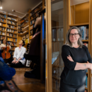 Ein zweiteiliges Bild: auf der linken Seite sind Musiker*innen und Zuhörer*innen in einer Bibliothek zu sehen - auf der rechten Seite eine Bibliothekarin, die vor einem Regal steht.