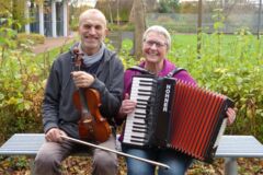 zwei Personen mit Musikinstrumenten