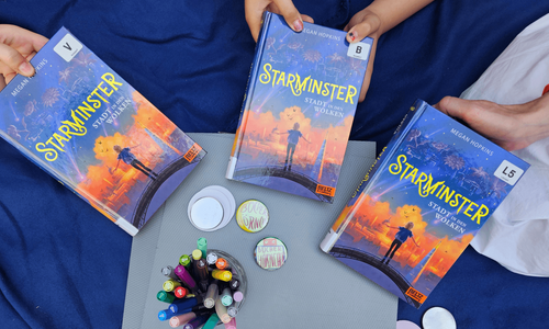 Das Buch "Starminster" wird dreimal in die Kamera gehalten.