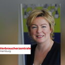 Frau (Doris Kappes) und das Logo der Verbraucherzentrale.