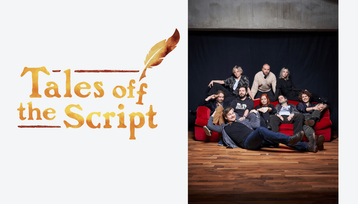 Rechts: Logo "Tales off the Skript". Links: Gruppenfoto auf einem roten Sofa.