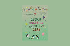 Grüne Illustration mit Text "Gleich ungleich gesellt sich gern“ und kleinen bunten Zeichnungen, wie ein Luftballon oder ein Planet