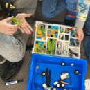 Kinder bauen aus Legoteilen einen Roboter
