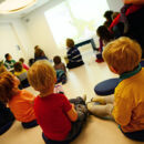 sitzende Kinder, Bilderbuchkino, Buchstart