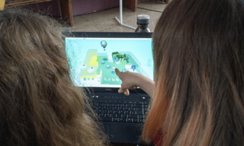 2 Frauen betrachten das Spiel Kodu an einem Laptop
