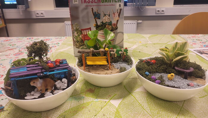Foto mit Tassengärten und dem Buch "Tassengärten"