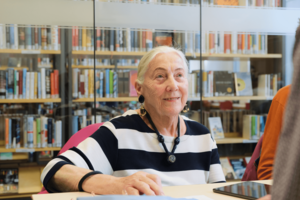ältere Frau nimmt bei Silber & Smart in der Bücherhalle teil