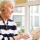 ältere Dame liest Zeitschrift in der Bücherhalle