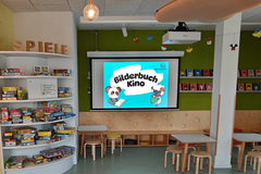 Kinderbibliothek für ein Bilderbuchkino vorbereitet