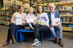 Übergabe gespendeter ukrainischer Kinderbücher