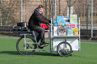 Schüler fährt das Lastenrad der Bücherhallen