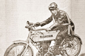 Gertrude Rodda bei einem Motorradrennen