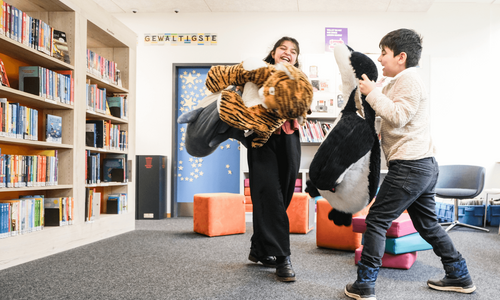 Kinder spielen mit Stofftieren in der Bücherhalle