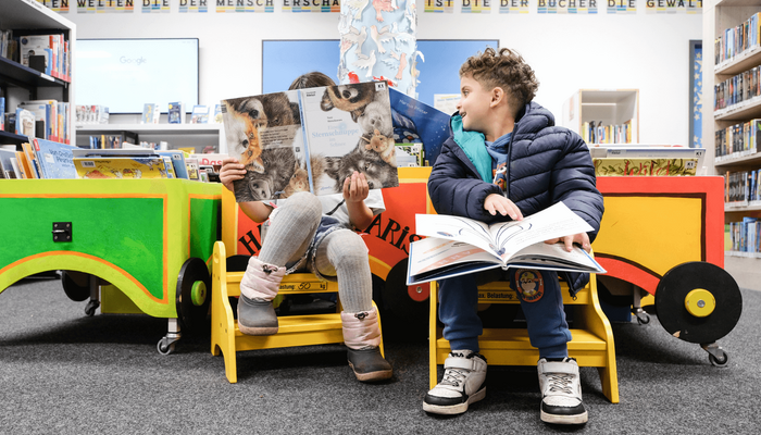Kinder lesen in Büchern