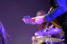 Nahaufnahme Gitarre bei Konzert