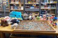 Kuscheltiere vor einem Puzzle