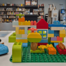 Foto von einem Haus aus Duplo-Steinen