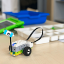 Ein kleines Fahrzeug, dass aus Lego Spike gebaut wurde.