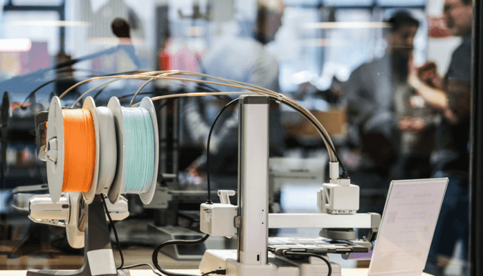 Abbildung eines 3D-Druckers, 2 Rollen Filament