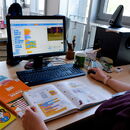 Person arbeite mit Scratch am PC