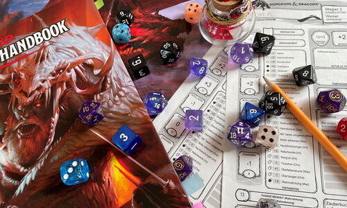 Würfel, Stifte und Anleitung für ein Pen und Paper Rollenspiel