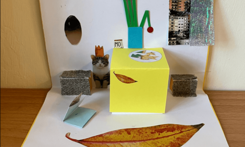 Eine aufgeklappte Pop-up-Postkarte
