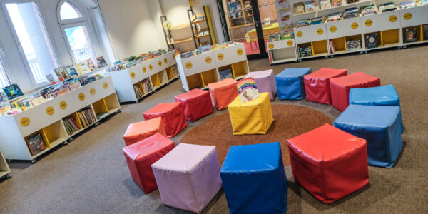 Sitzkreis mit Bücherregalen im Hintergrund